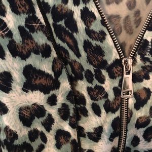 Never worn woman’s top 3/4 sleeve